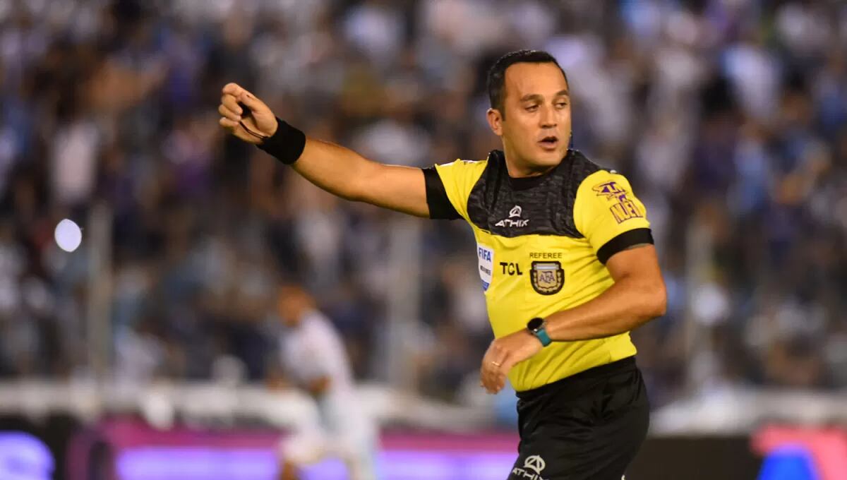 El árbitro Fernando Espinoza estará en el VAR en Boca - Belgrano. (La Gaceta)