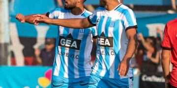 Marcio Gómez y el saludo a su compañero de zaga, Juan Francisco Mattia, por el gol. Ganó Racing.
