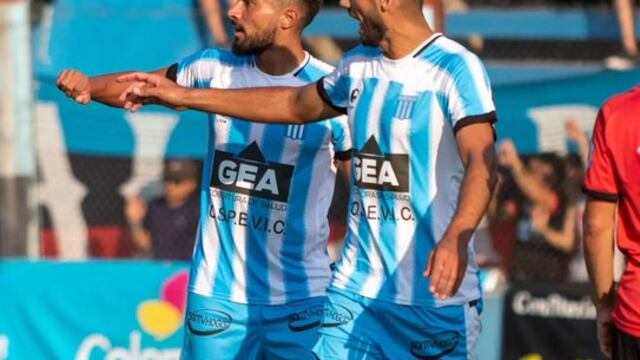 Marcio Gómez y el saludo a su compañero de zaga, Juan Francisco Mattia, por el gol. Ganó Racing.