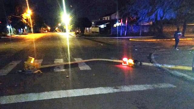 El semáforo caído aun seguía funcionando.