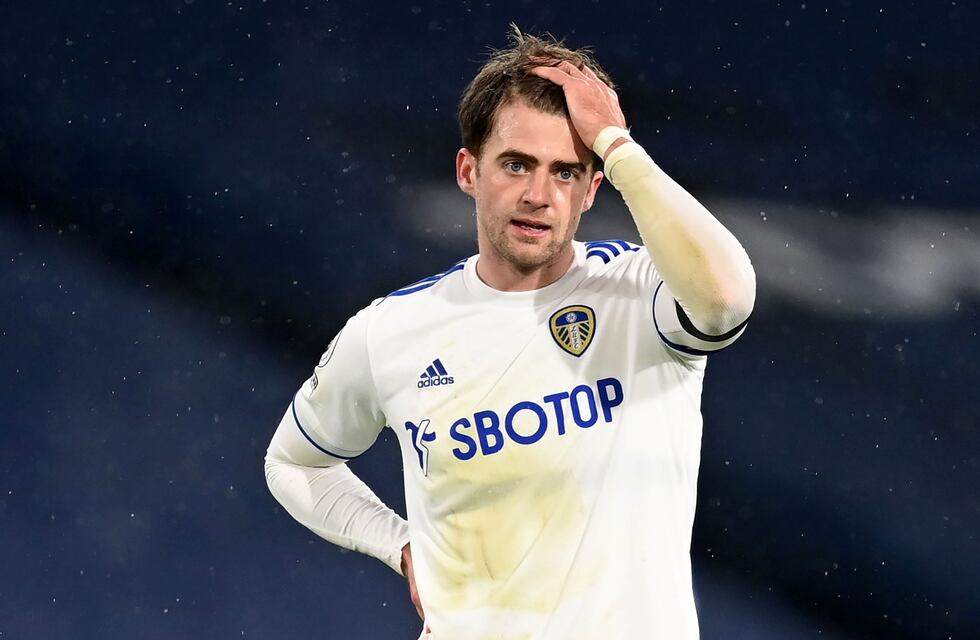 Delantero del Leeds reveló que le rompió los anteojos a Bielsa de un pelotazo en la cara