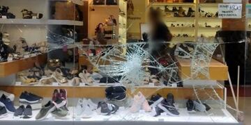 Reventaron una vidriera y robaron zapatillas.
