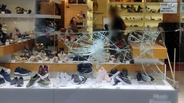 Reventaron una vidriera y robaron zapatillas.