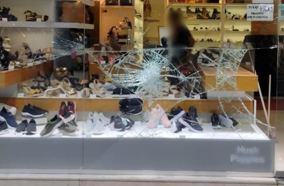 Reventaron una vidriera en Córdoba y robaron zapatillas: los delincuentes tenían 14 años