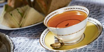 Insólito: la golpeó por tres horas para robarle y ella le ofreció té para que se calme.