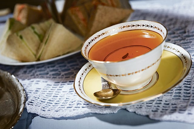 Insólito: la golpeó por tres horas para robarle y ella le ofreció té para que se calme.