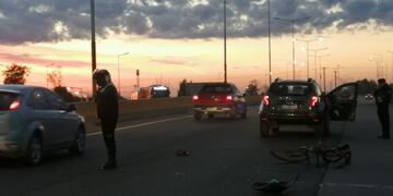 Ciclista sufrió un grave accidente en el Acceso Sur.