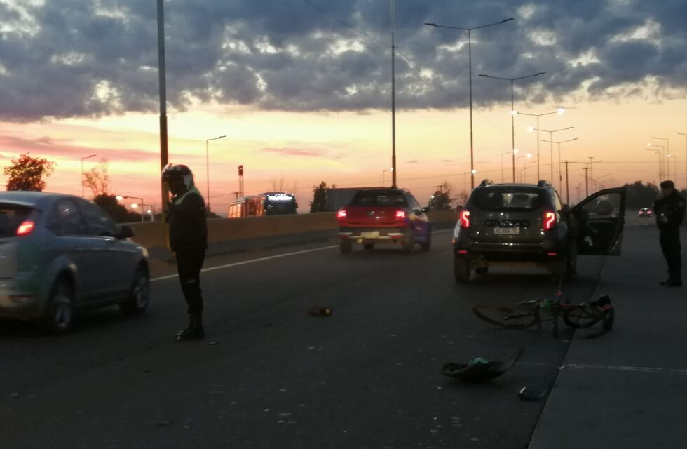 Un ciclista fue atropellado por una camioneta en el Acceso Sur y está grave