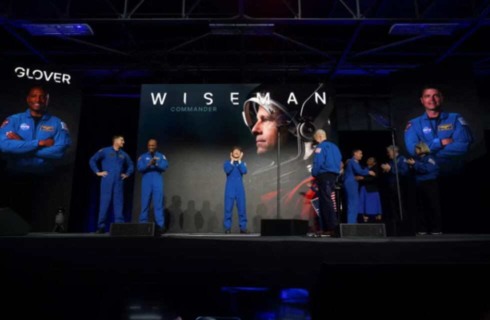 Haciendo historia: por primera vez, una mujer y un hombre negro sobrevolarán la luna