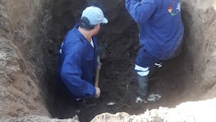Trabajos de emergencia en el acueducto principal de Recreo, tras una rotura nocturna.