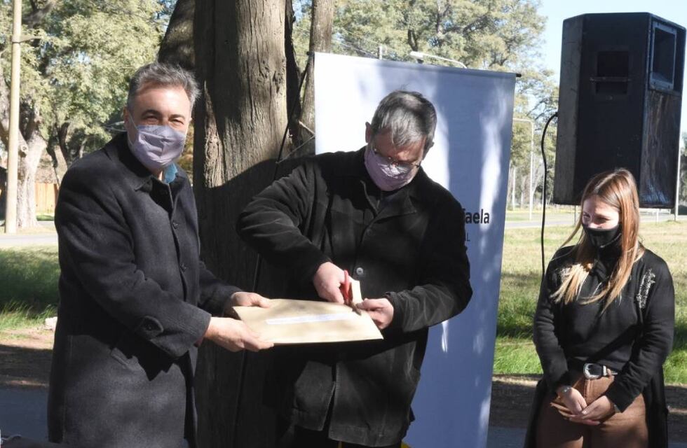 El intendente Luis Castellano se entusiasma con cloacas en todos los barrios