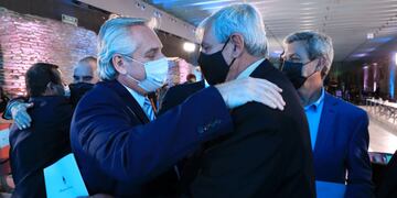 El presidente Alberto Fernández saludo al  vicegobernador de Jujuy Carlos Haquim, en la reunión en la cual el ministro de Economía, Martín Guzmán, informó sobre la marcha de las negociaciones con el FMI.