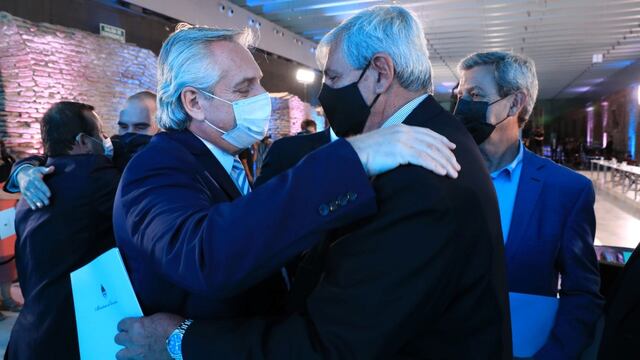 El presidente Alberto Fernández saludo al  vicegobernador de Jujuy Carlos Haquim, en la reunión en la cual el ministro de Economía, Martín Guzmán, informó sobre la marcha de las negociaciones con el FMI.