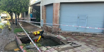 El socavón es un peligro para los vecinos y los alumnos de barrio Pueyrredón, Córdoba.