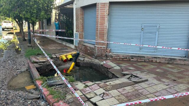 El socavón es un peligro para los vecinos y los alumnos de barrio Pueyrredón, Córdoba.