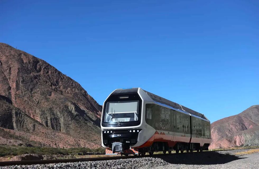 Finalmente el Tren Solar de la Quebrada comenzó a rodar con turistas a bordo