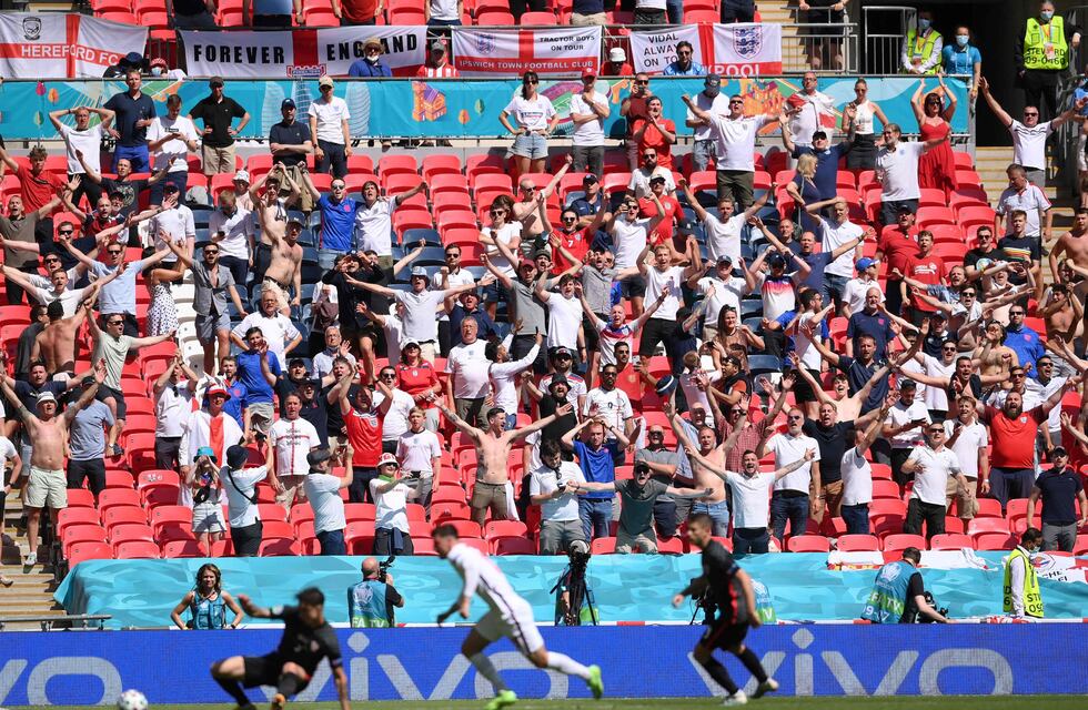 Otro accidente en la Eurocopa 2021: un espectador cayó de la tribuna, se golpeó con las plateas y está internado