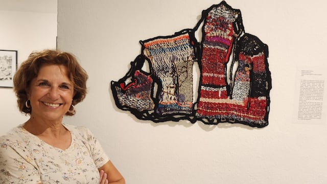 Gap 18 presenta 'Constelación' de Mariela Herrera: una muestra de piezas textiles. La artista junto a una de sus obras, seleccionada en el 60º Salón Provincial de Artes.