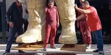 Comenzó la instalación de la estatua de Marcelo Gallardo.