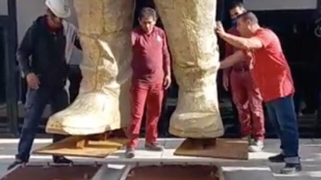 Comenzó la instalación de la estatua de Marcelo Gallardo.