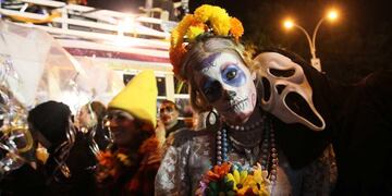 Terror divertido. Los chicos salieron dispuestos a asustar a quien se interpusiera en su camino. Conclusión: ganaron muchos caramelos (AP).