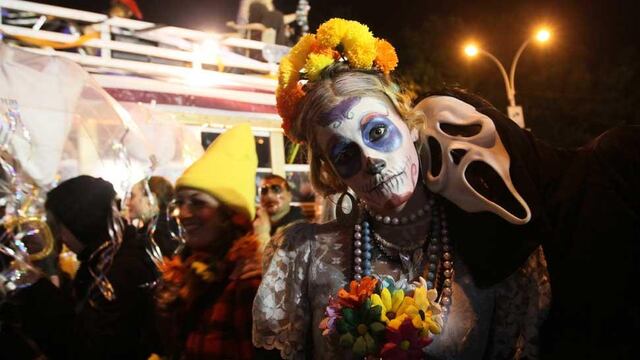 Terror divertido. Los chicos salieron dispuestos a asustar a quien se interpusiera en su camino. Conclusión: ganaron muchos caramelos (AP).