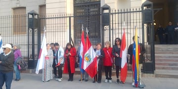 Las colectividades extranjeras asentadas en Jujuy fueron invitadas a dar marco al acto de arrío de las Banderas de la explanada de la Casa de Gobierno, en el Día del Inmigrante.
