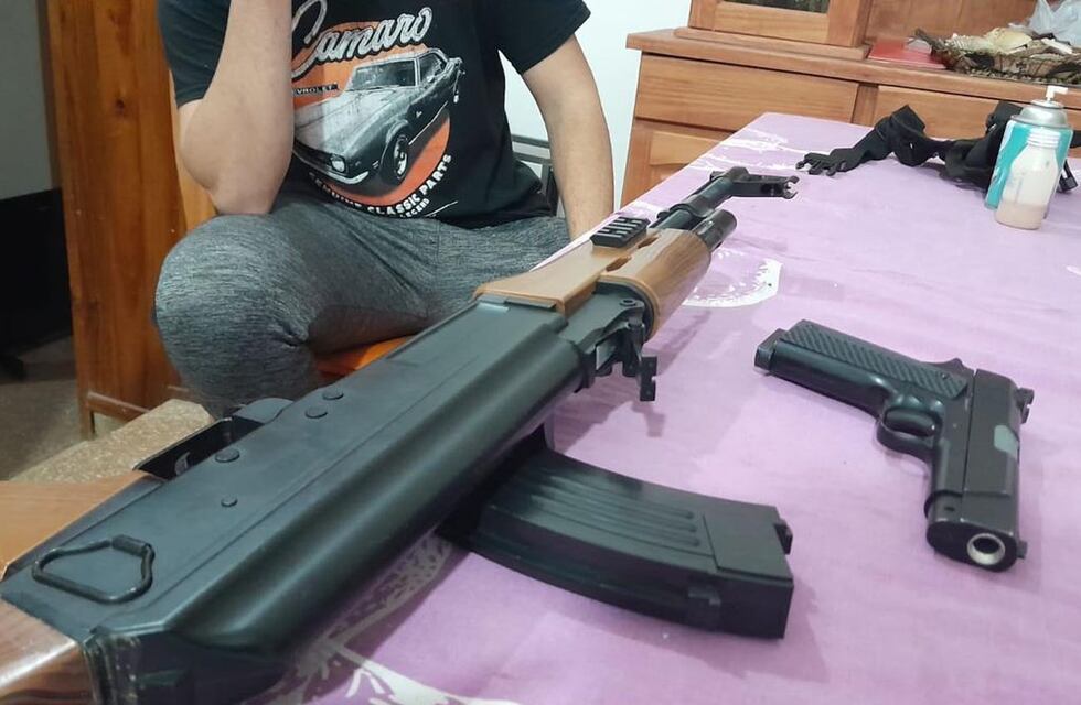 De película: dos adolescentes se visten de militares y patrullan las calles de Cosquín, con armas de mentira