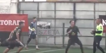 El momento previo a ser agredido con una trompada y una patada.