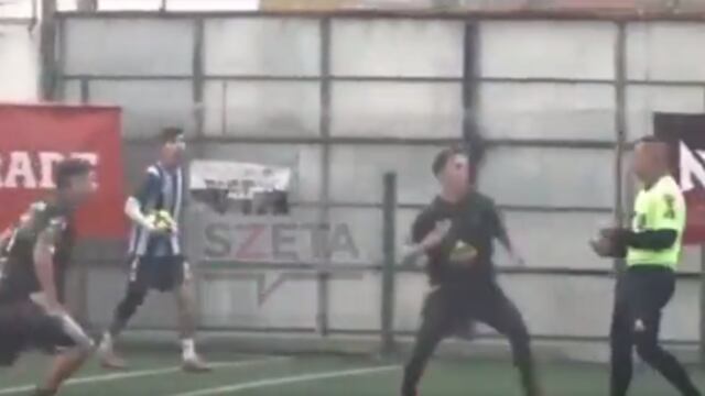 El momento previo a ser agredido con una trompada y una patada.