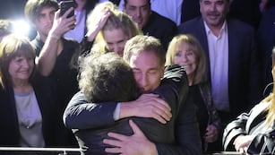 El abrazo de Santilli y Milei en el reciente acto de LLA.