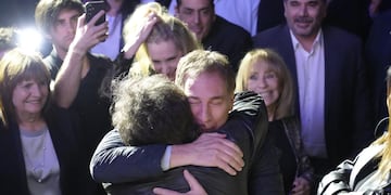 El abrazo de Santilli y Milei en el reciente acto de LLA.