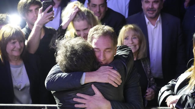 El abrazo de Santilli y Milei en el reciente acto de LLA.
