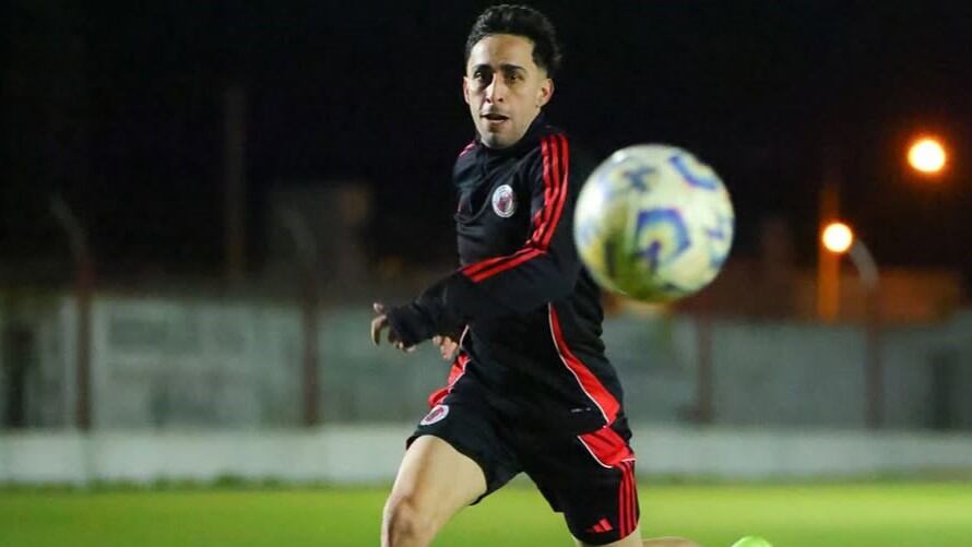 Matías Luque juega la Copa Potrero para el equipo de Julián Álvarez