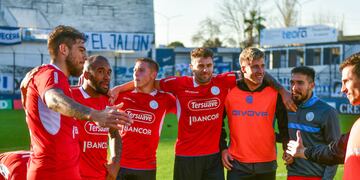 La alegría del plantel de Belgrano después de la victoria ante Quilmes. (Foto: Federico Lopez Claro)