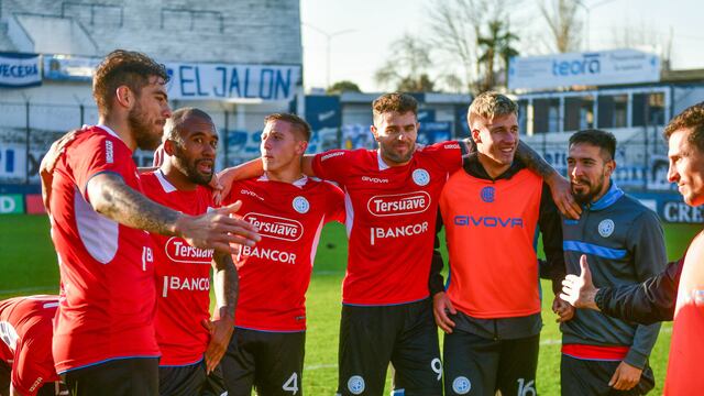 La alegría del plantel de Belgrano después de la victoria ante Quilmes. (Foto: Federico Lopez Claro)
