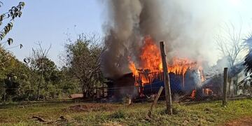 La vivienda fue consumida en su totalidad por las llamas.