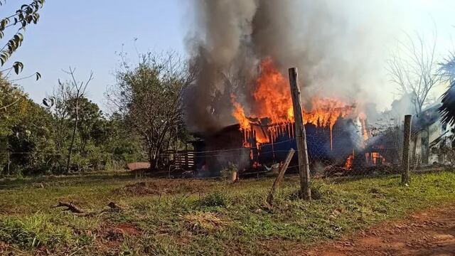 La vivienda fue consumida en su totalidad por las llamas.