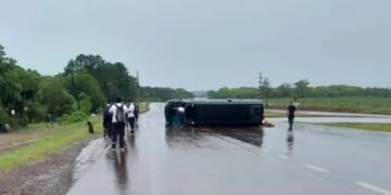 Siniestro vial en Santa Inés: despistó un minibus y hay tres personas heridas.