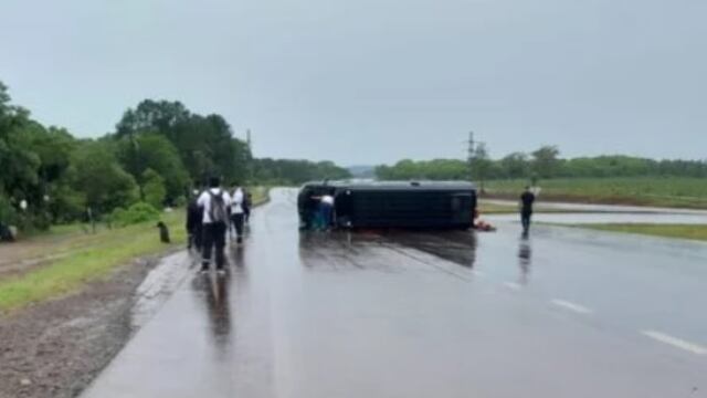 Siniestro vial en Santa Inés: despistó un minibus y hay tres personas heridas.