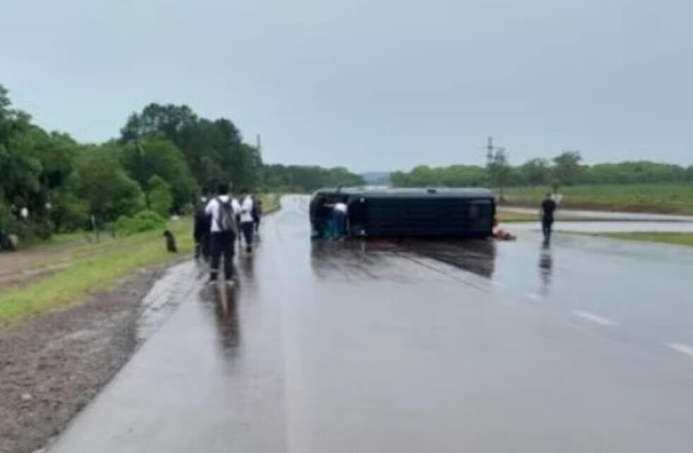 Siniestro vial en Santa Inés: despistó un minibus y hay tres personas heridas