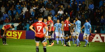 "Se perciben cosas extrañas", deslizó Guillermo Farré sobre el empate en tiempo de descuento que sufrió Belgrano (Fotos: José Gabriel Hernández).