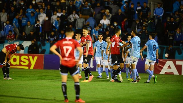 "Se perciben cosas extrañas", deslizó Guillermo Farré sobre el empate en tiempo de descuento que sufrió Belgrano (Fotos: José Gabriel Hernández).