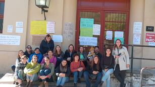 Docentes realizaron carteles con los motivos del paro