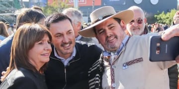 Patricia Bullrich junto a su compañero de fórmula, Luis Petri, en La Rural.
