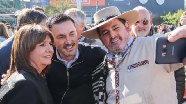 Patricia Bullrich junto a su compañero de fórmula, Luis Petri, en La Rural.