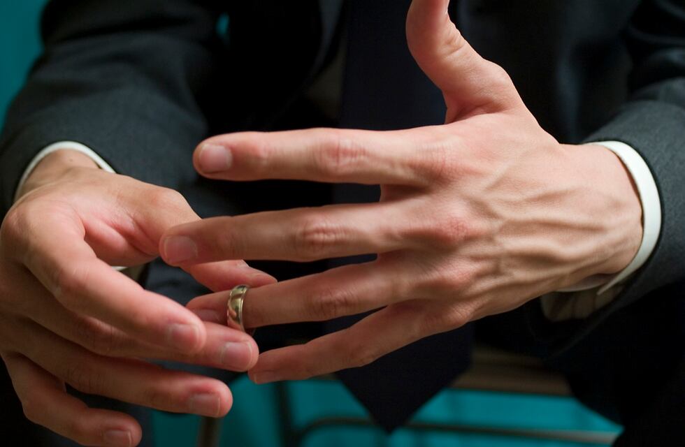 Una mujer encontró a su marido siéndole infiel y le destruyó el auto a piedrazos en Santiago del Estero