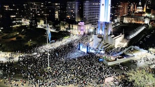El encuentro frente al río Paraná contó con el apoyo de sindicatos, organizaciones políticas y estudiantiles.