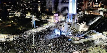 El encuentro frente al río Paraná contó con el apoyo de sindicatos, organizaciones políticas y estudiantiles.