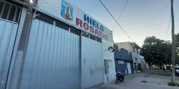 Dispararon 16 veces contra el portón de la fábrica Hielo Rosario.